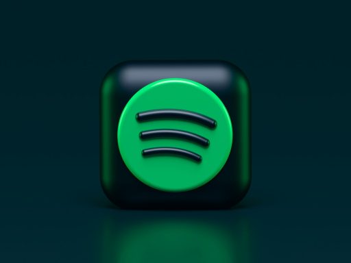 Spotify Podcast | Auf dem neuen JAKOBsweg Spotify-Logo auf dunklem Hintergrund mit grünem Symbol und schwarzer Umrandung.