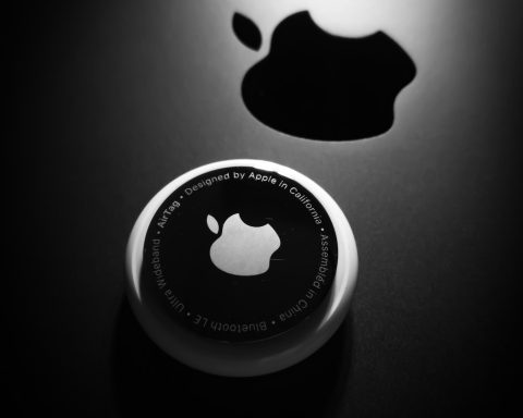 Apple Podcast | Auf dem neuen JAKOBsweg Schwarzes Logo auf einem runden, weißen Hintergrund mit Schatten eines Apfel-Logos.