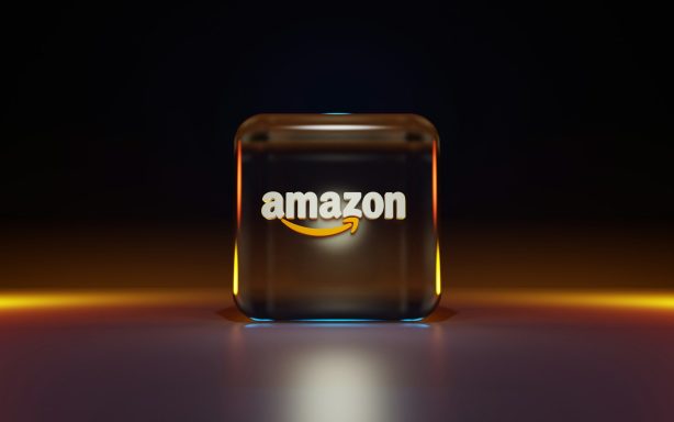 Amazon Podcast | Auf dem neuen Jakobsweg Schwarzer Würfel mit dem Amazon-Logo in leuchtenden Farben.